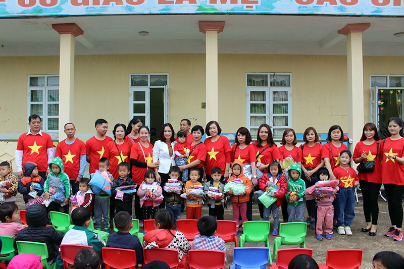 Đoàn đã đến thăm và trao quà cho các em học sinh điểm trường mầm non thôn Nà Cáng