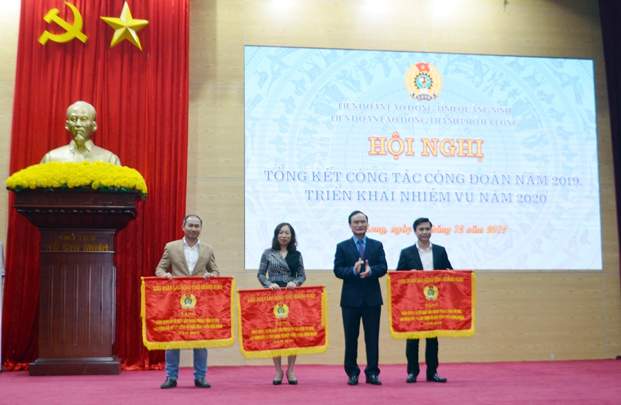 Đồng chí Trần Danh Chức Chủ tịch LĐLĐ tỉnh trao Cơ thi đua của LĐLĐ tỉnh cho các đơn vị có thành tích xuất sắc trong phong trào thi đua năm 2019.