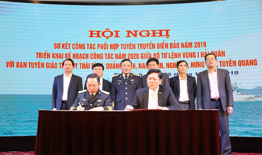 Bộ Tư lệnh Vùng 1 Hải Quân và Ban Tuyên giáo Tỉnh ủy Quảng Ninh ký kết phối hợp tuyên truyền về biển đảo năm 2020. 