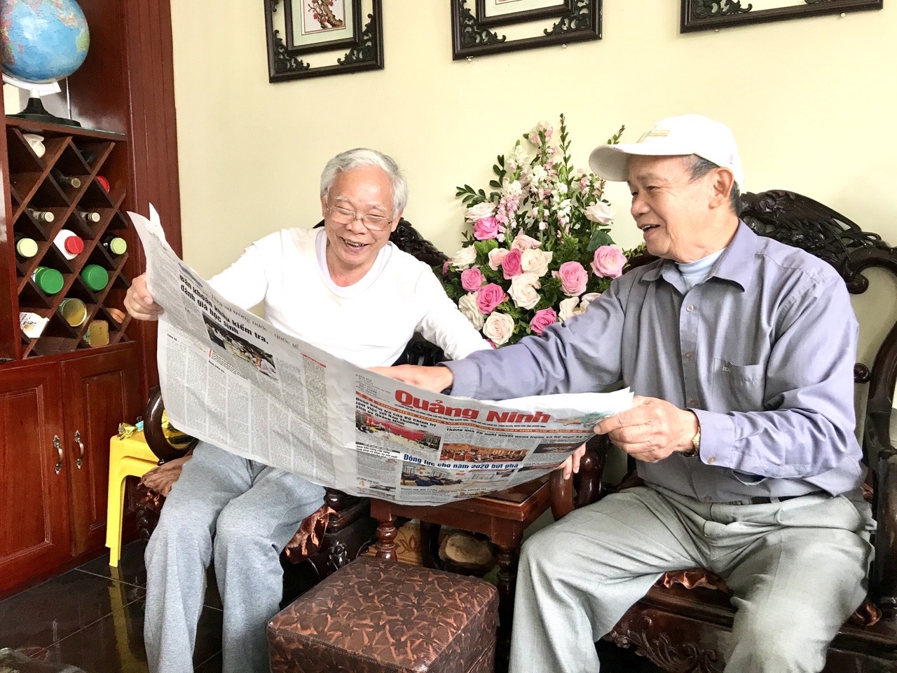 Người dân thị trấn Trới, huyện Hoành Bồ phấn khởi đón đọc tin tức về việc sát nhập huỵen Hoành Bồ- Tp Hạ Long