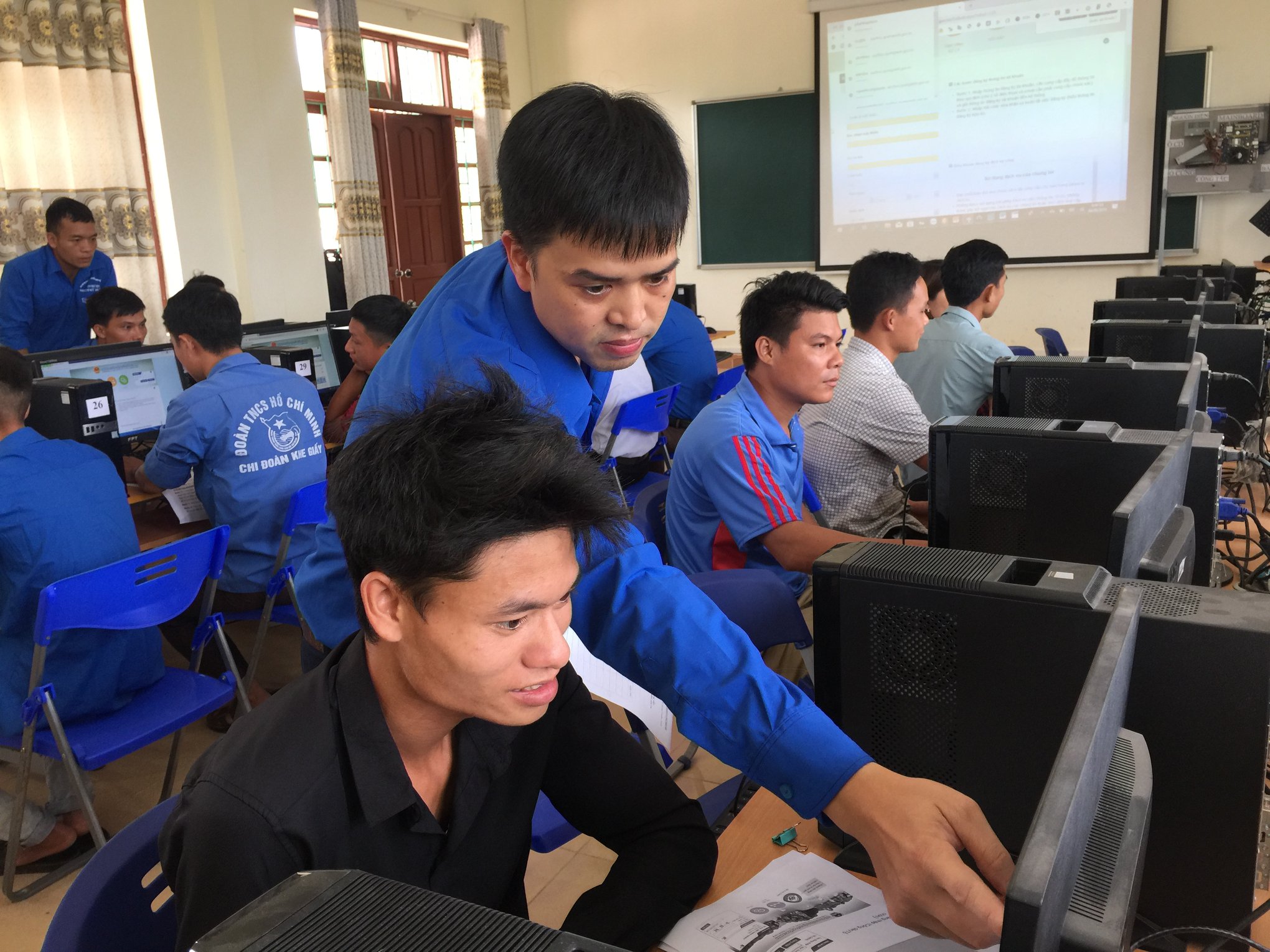 Đoàn thanh niên Dân Chính Đảng tích cực triển khai tập huấn, hướng dẫn sử dụng dịch vụ công trực tuyến mức độ 3,4 cho thanh niên trên địa bàn huyện