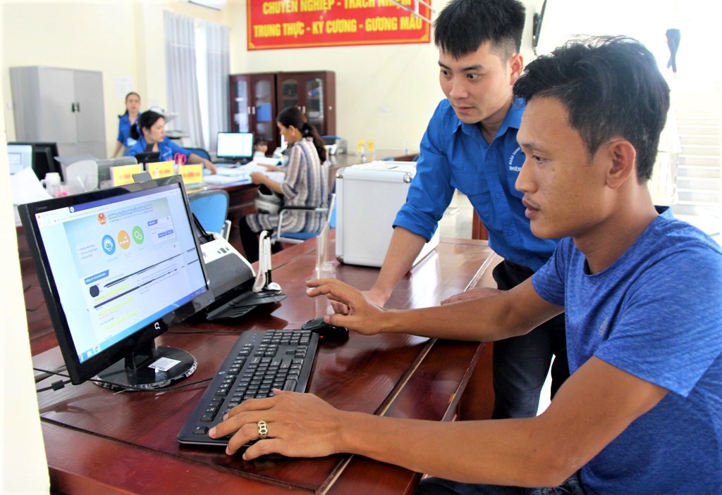 Đoàn viên Khối chính quyền huyện Ba Chẽ hướng dẫn người dân đăng ký tài khoản, thực hiện các thủ tục hành chính trên máy tính tra cứu thông tin tại tại Trung tâm Hành chính công huyện.