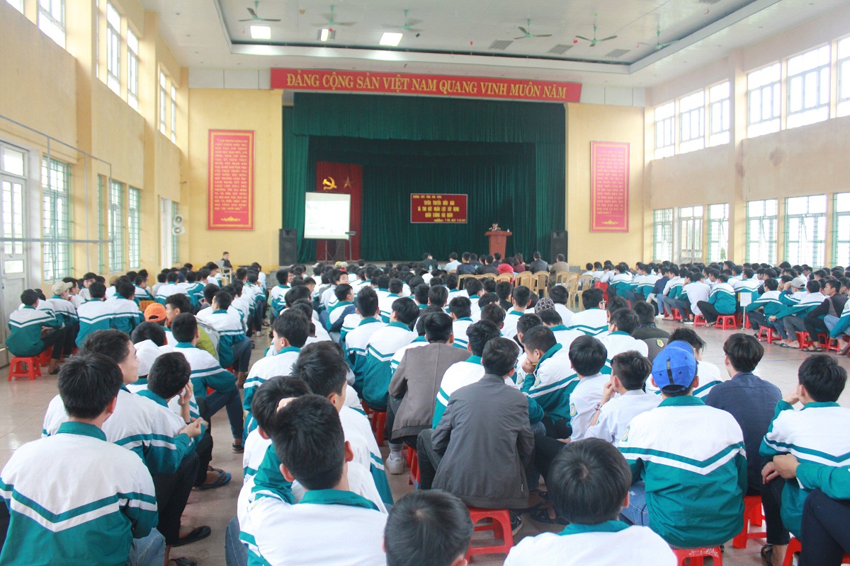 Lữ đoàn 147 phối hợp với  các trường học  trên địa bàn TX Quảng Yên tổ chức tuyên truyền về biển đảo cho học sinh. Ảnh: Đơn vị cung cấp.