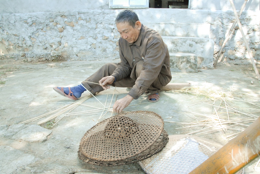 Ông Nguyễn Văn Huân vẫn tranh thủ thời gian mỗi ngày để đan nón đại hiệp kiếm thêm thu nhập, nêu tinh thần 
