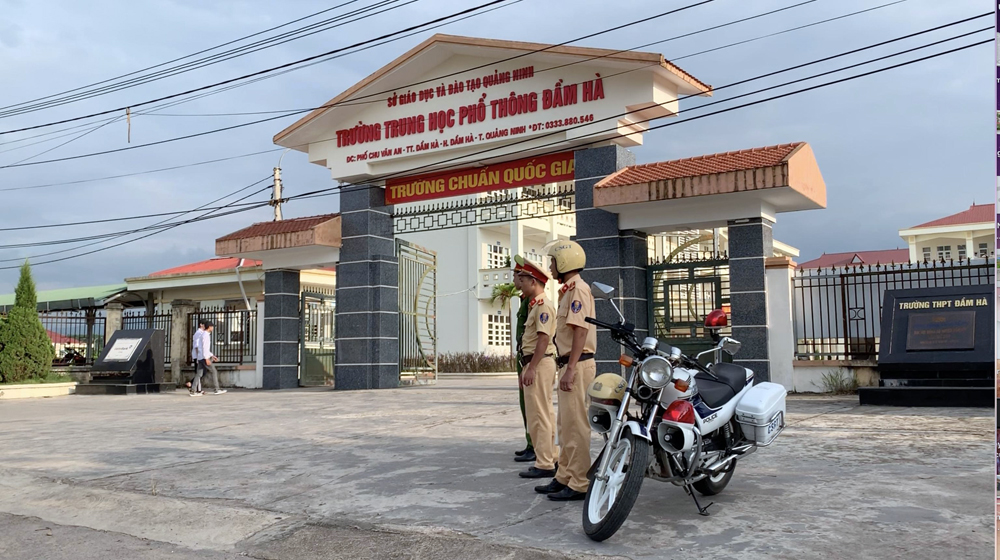 Đội Cảnh sát Giao thông Công an huyện Đầm Hà làm nhiệm vụ đảm bảo an toàn giao thông tại khu vực Cổng trường THPT Đầm Hà.