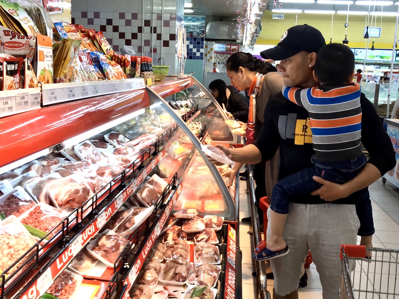 Người tiêu dùng chọn mua thịt lợn tại siêu thị Big C Hạ Long.