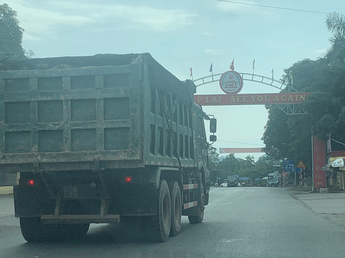 Phương tiện cơi nới thành thùng chở đất chạy trên phường Phương Đông (TP Uông Bí). Ảnh chụp ngày 15/12