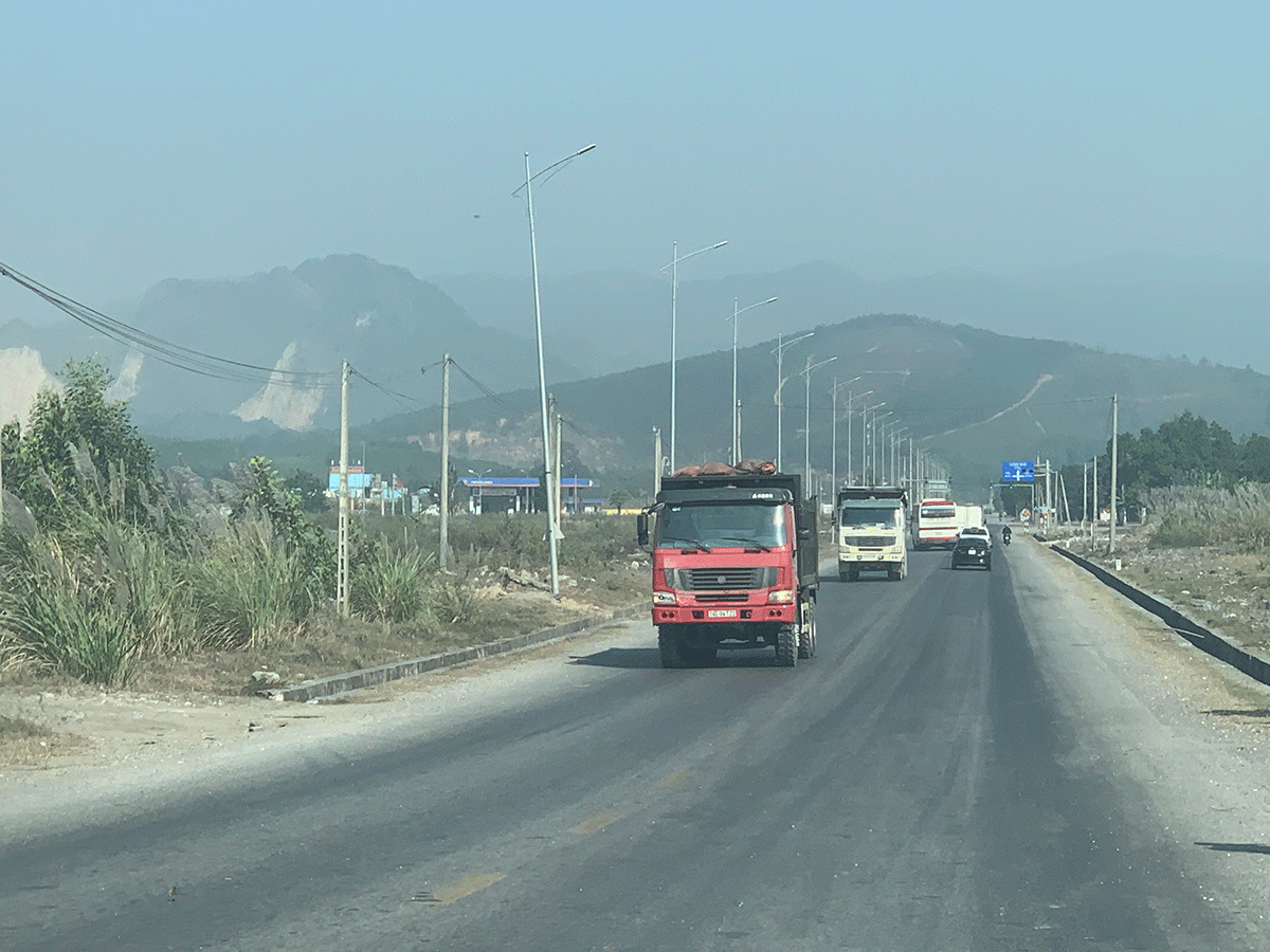 Nhiều đoàn xe tải có dấu hiệu chở quá tải trọng vẫn lưu thông trên xã Thống Nhất (huyện Hoành Bồ). Ảnh chụp ngày 12/12