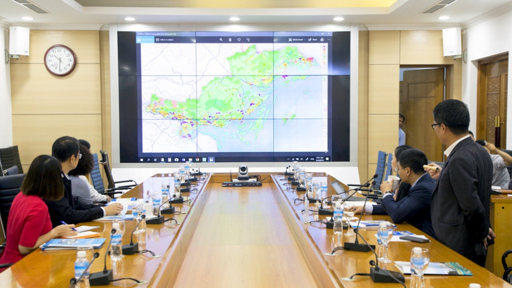 Lãnh đạo Ban Quản lý Khu kinh tế tỉnh giới thiệu với đại diện Tập đoàn Foxconn tiềm năng đầu tư của tỉnh Quảng Ninh, tháng 3/2019. Ảnh: Thành Công