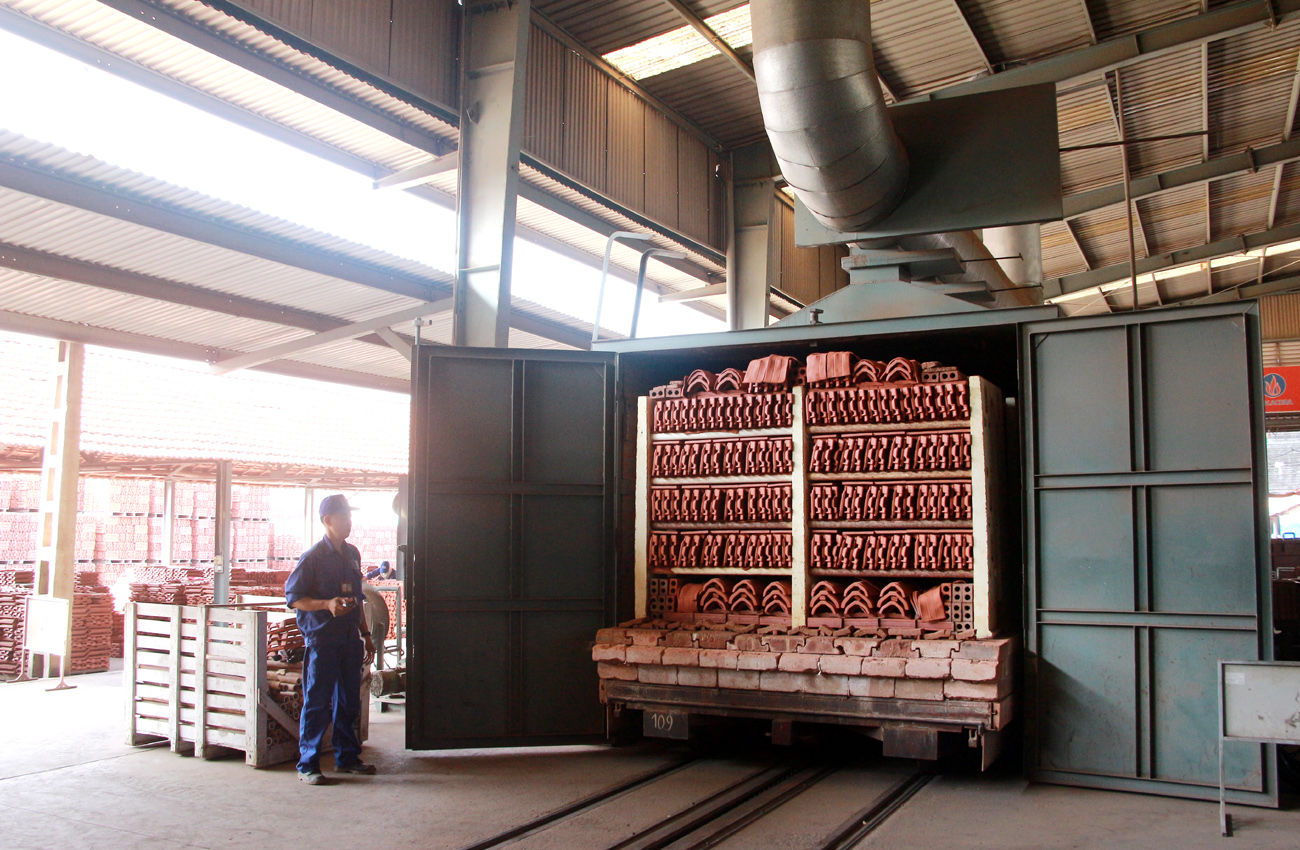 Hệ thống giá đỡ xếp ngói nung tại Nhà máy ngói Tiêu Giao (Công ty CP Viglacera Hạ Long).