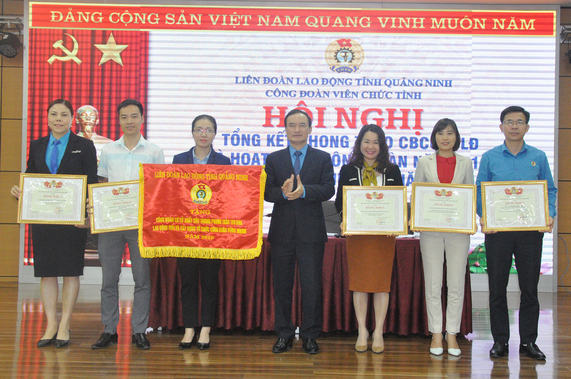 Chủ tịch LĐLĐ tỉnh Trần Danh Chức trao tặng cờ, bằng khen cho các tập thể, cá nhân có thành tích xuất sắc.