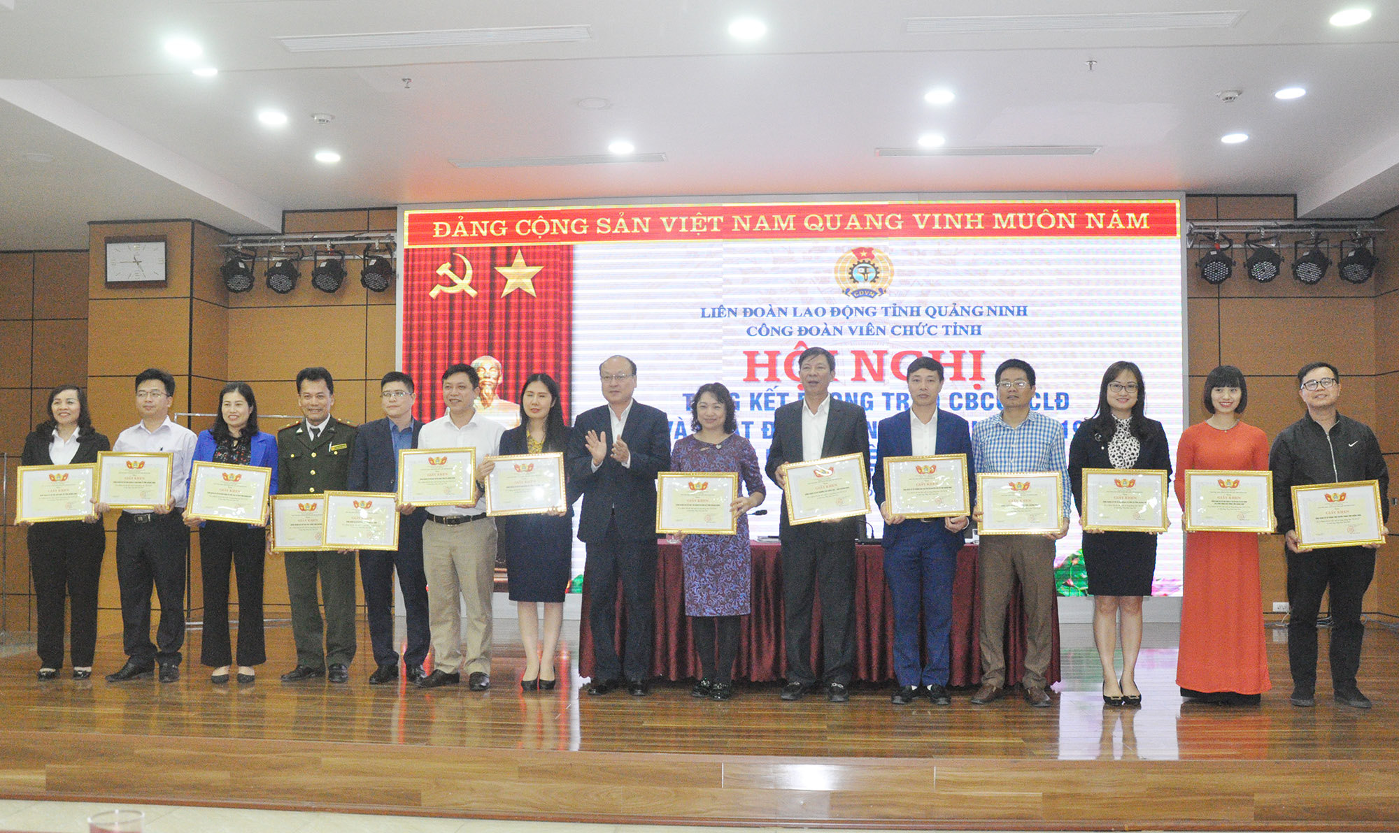 Phó Chủ tịch LĐLĐ tỉnh, Chủ tịch Công đoàn viên chức Bùi Minh Thanh tặng giấy khen cho các tập thể có thành tích xuất sắc trong phong trào CCBCCVCLĐ và hoạt động công đoàn năm 2019.