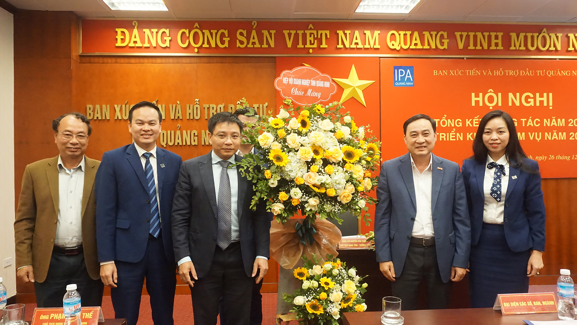 Hiệp hội Doanh nghiệp tỉnh tặng hoa chúc mừng những thành công của IPA Quảng Ninh trong thực hiện công tác năm 2019.. 