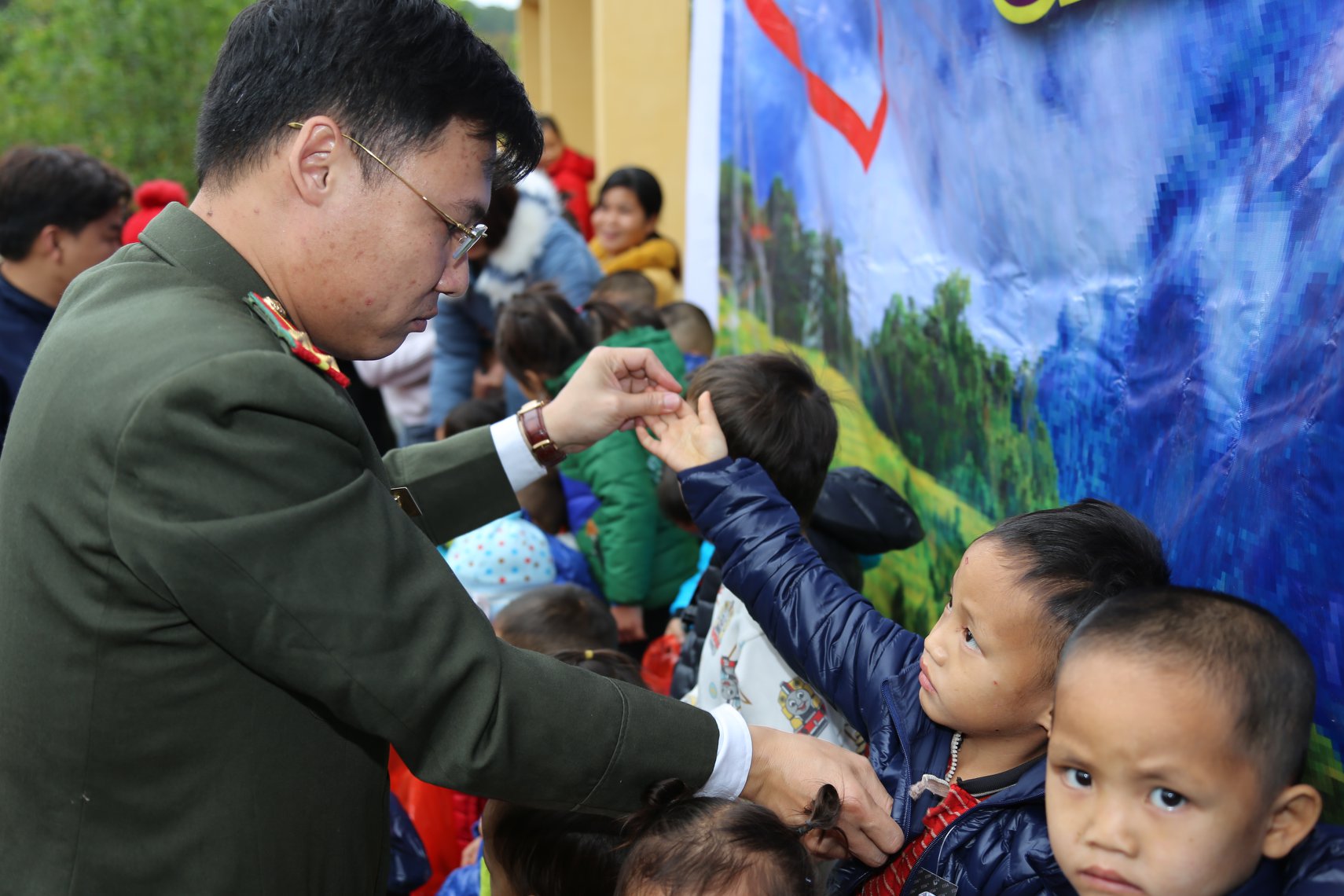 Cán bộ phòng An ninh chính trị nội bộ, Công an tỉnh tặng áo ấm cho học sinh trường Mầm non Khe Tao, xã Hà Lâu, huyện Tiên Yên vào cuối tháng 12/2019.