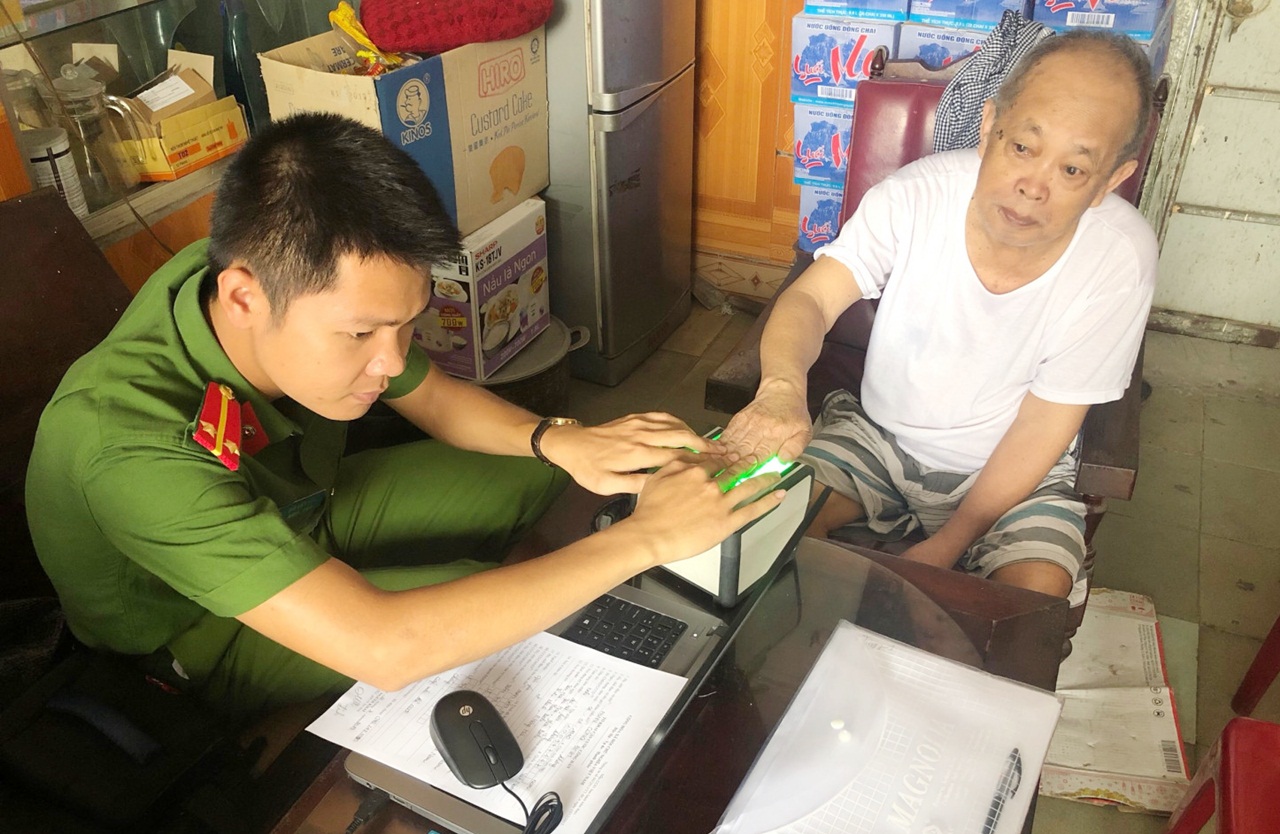 CBCS Phòng Cảnh sát QLHC về TTXH (Công an tỉnh) hỗ trợ ông Phan Công Định, khu 3 phường Hồng Hà, TP Hạ Long, giải quyết thủ tục cấp CCCD tại nhà.