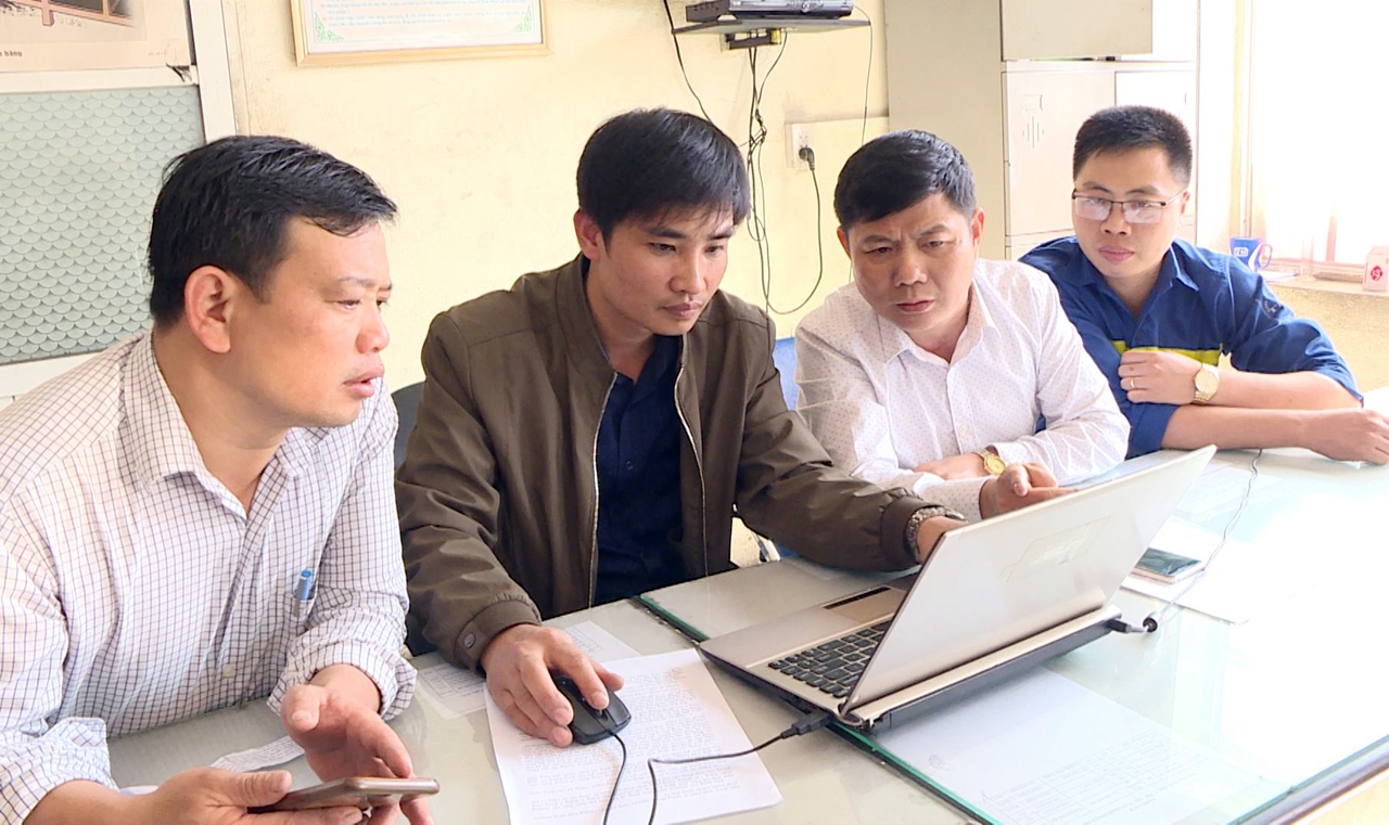 Thợ lò Phạm Văn Huy (thứ 2 từ trái sang) đang cùng các đồng nghiệp