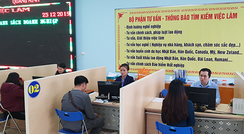 Người lao động làm thủ tục đăng ký tại Trụ sở Trung tâm dịch vụ việc làm Quảng Ninh