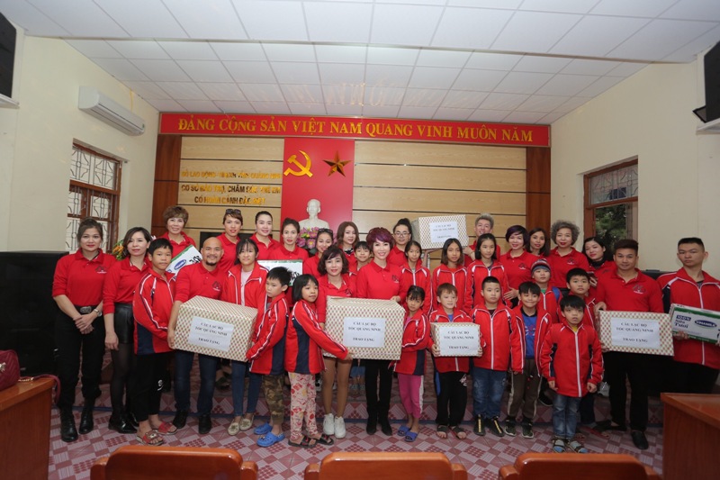 CLB Tóc Quảng Ninh tặng quà gồm bánh, kẹo, sữa, gạo cho các em nhỏ tại Trung tâm bảo trợ trẻ em có hoàn cảnh đặc biệt của tỉnh