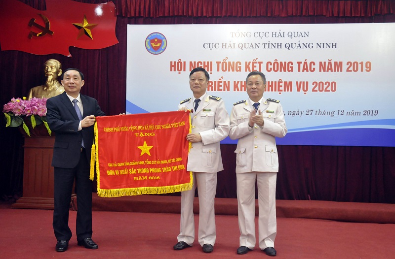 Thừa ủy quyền của Thủ tướng Chính phủ, Phó Tổng cục trưởng Tổng cục Hải quan Hoàng Việt Cường trao tặng cờ thi đua của Chính phủ cho tập thể CBCC Cục HQQN.