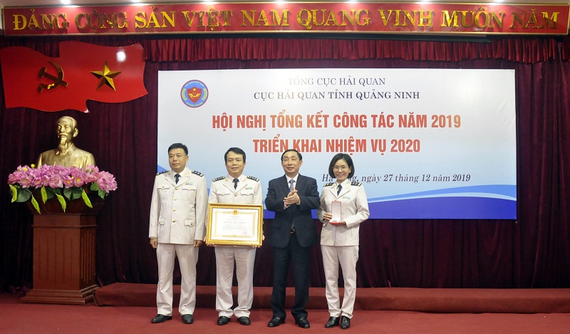 Thừa ủy quyề của Chủ tịch nước,  trao tặng Huân chương Lao động hạng Nhì cho Phòng Tổ chức cán bộ-Thanh tra (Cục HQQN).