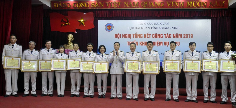Đồng chí Nguyễn Văn Nghiên, Cục trưởng Cục HQQN trao băng khen của UBND tỉnh cho các tập thể.