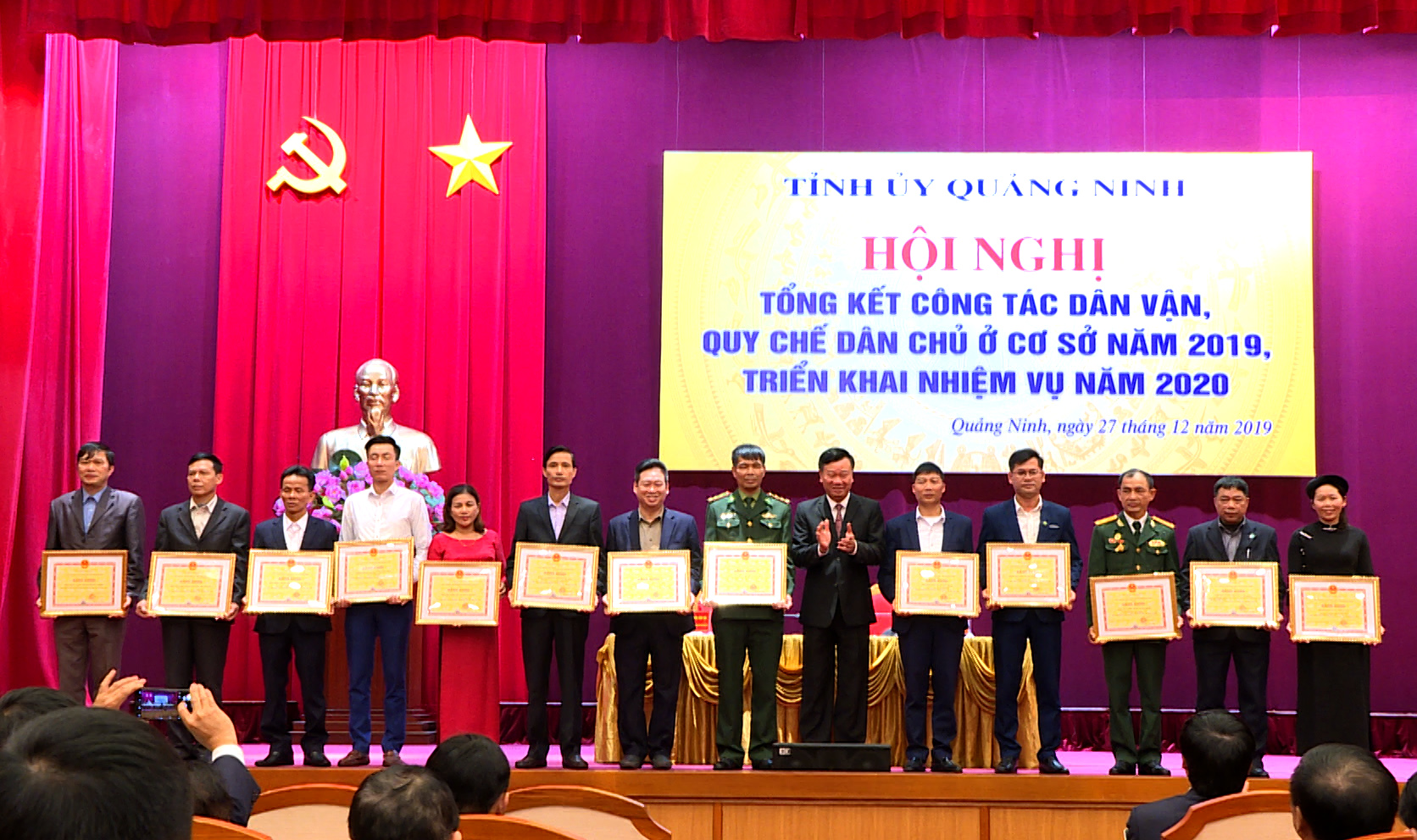 Đồng chí Nguyễn Văn Hưởng, Trưởng ban Dân vận Tỉnh ủy trao bằng khen của Chủ tịch UBND tỉnh cho các tập thể, cá nhân có thành tích trong công tác dân vận năm 2019. 