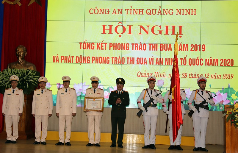 Thừa ủy quyền của Chủ tịch nước,Thượng tướng Nguyễn Văn Thành đã trao Huân chương Chiến công Hạng Nhì cho Phòng CSĐT tội phạm về ma túy (Công an tỉnh)