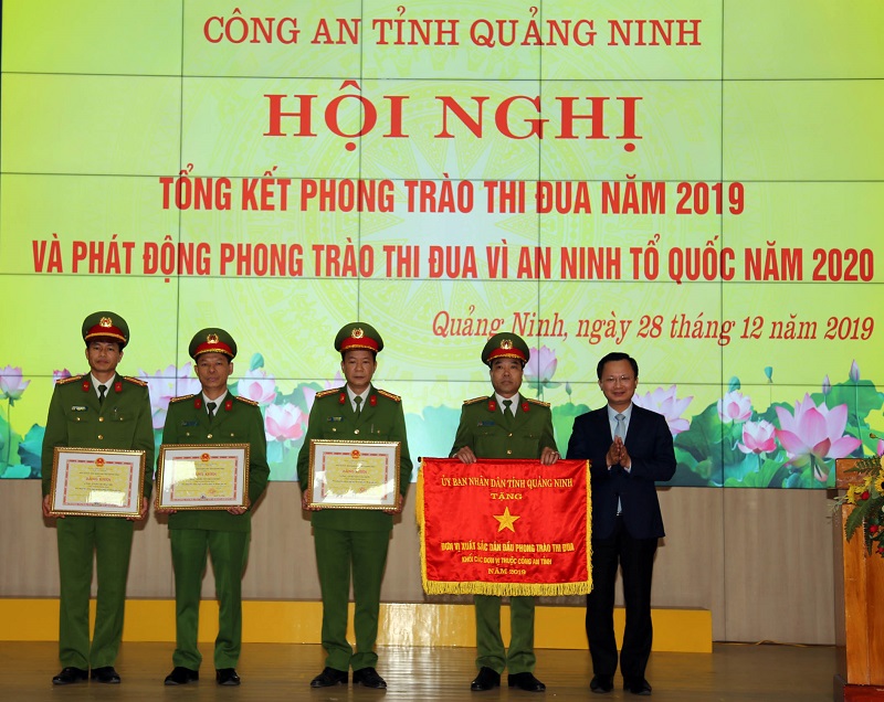 Đồng chí Cao Tường Huy, Phó Chủ tịch UBND tỉnh trao cờ, bằng khen cho 3 đơn vị trong phong trào thi đua 