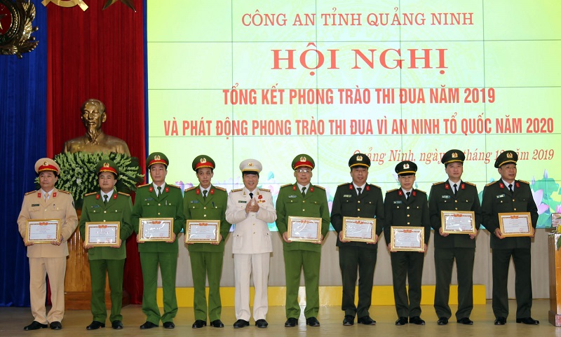 Đại tá Đỗ Văn Lực, Giám đốc Công an tỉnh trao danh hiệu đơn vị Quyết thắng cho các đơn vị.