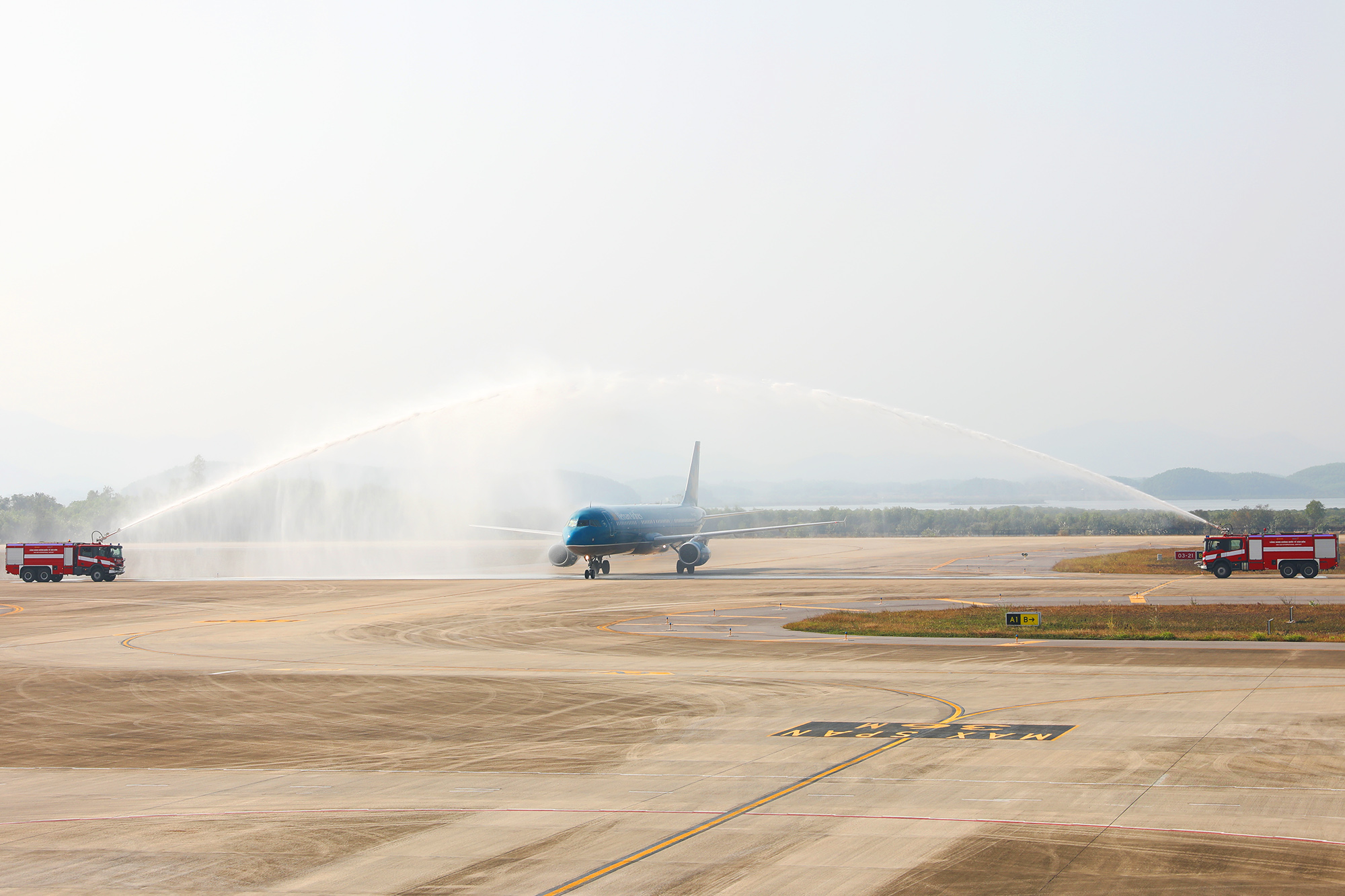 Vòi rồng chào đón chuyến bay đầu tiên từ Nhật Bản đến Cảng hàng không quốc tế Vân Đồn