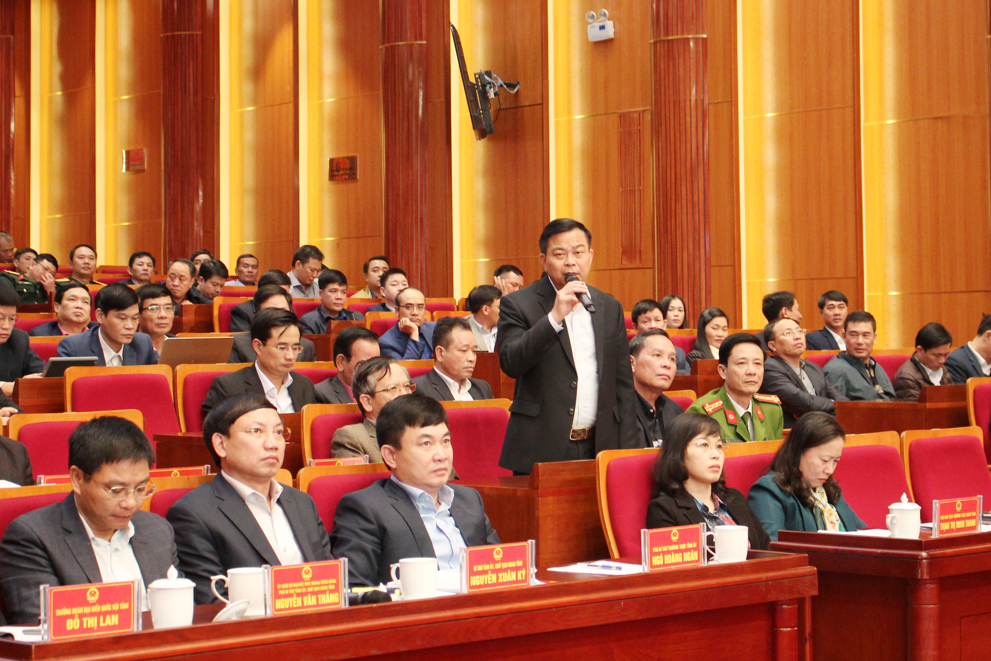 Đồng chí Trấn Đức Lâm, Bí thư Thành ủy Hạ Long, trao đổi tại hội nghị.