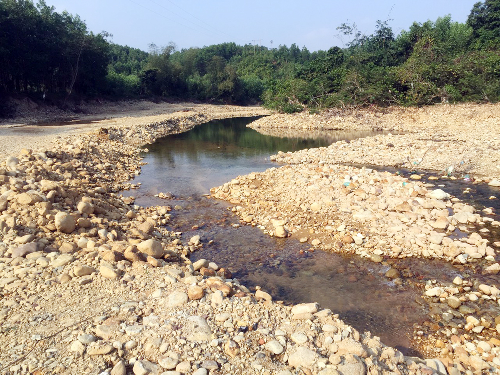 Cùng với đó, lòng suối khu vực giáp ranh giữa xã Quảng Đức và xã Quảng Nghĩa bị cày xới do tình  trạng khai thác cát, sỏi cũng là nguyên nhân dẫn đến thiếu nước sản xuất của người dân.