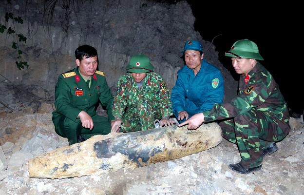 Lực lượng Công binh Bộ CHQS tỉnh xử lý, đưa quả bom lên mặt đất và di dời an toàn.