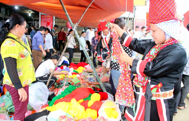 Phiên chợ vùng cao của đồng bào dân tộc Dao xã Đồng Văn. Ảnh chụp tháng 2/2019.
