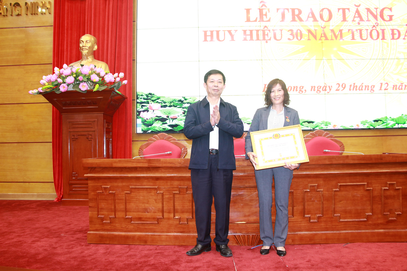 Lãnh đạo Văn phòng Tỉnh ủy trao tặng Huy hiệu 30 năm tuổi Đảng cho đồng chí Phan Thị Nguyên.