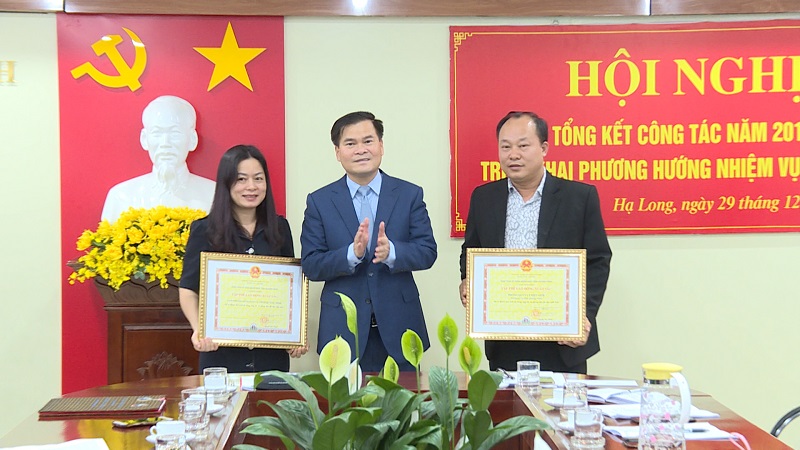 Đồng chí Bùi Văn Khắng - Phó Chủ tịch UBND tỉnh trao bằng khen của UBND tỉnh cho các cá nhân, tập thể Sở Nội vụ có thành tích xuất sắc trong năm 2019