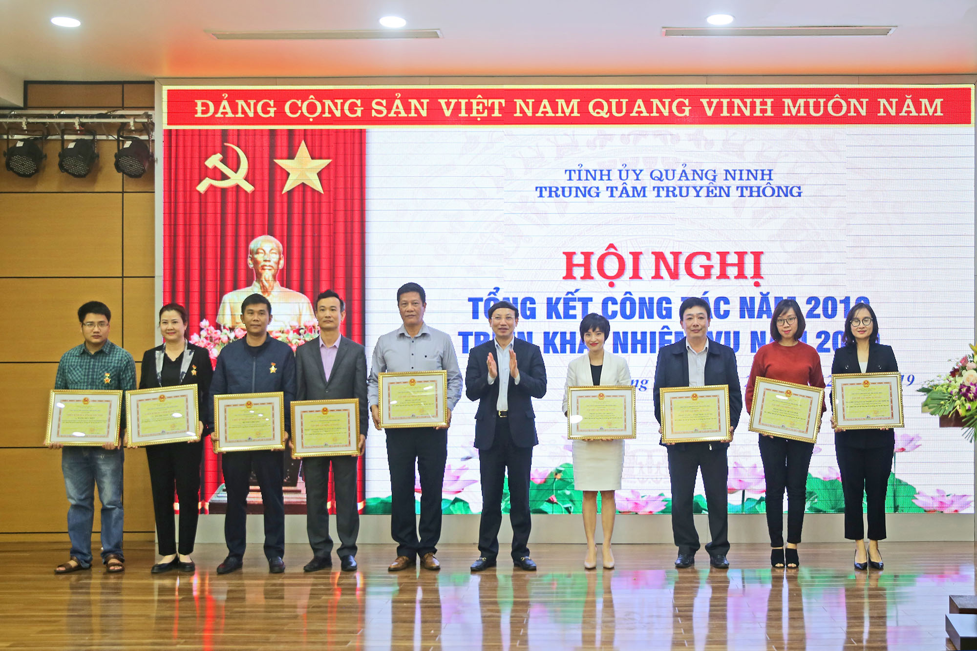 Đồng chí Nguyễn Xuân Ký, Bí thư Tỉnh ủy, Chủ tịch HĐND tỉnh trao tặng công nhận danh hiệu tập thể lao động xuất sắc và công nhận danh hiệu chiến sĩ thi đua cấp tỉnh cho các tập thể và cá nhân có thành tích xuất sắc.