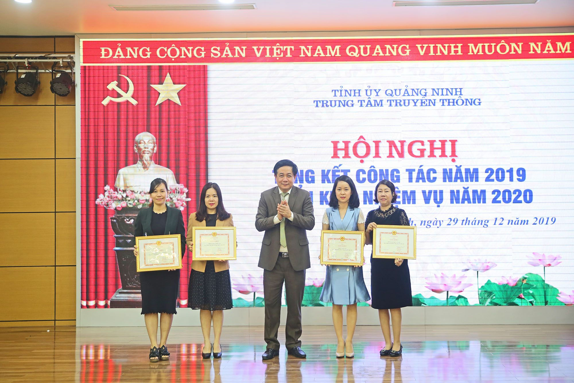 Đồng chí Mai Vũ Tuấn, Tổng biên tập, Giám đốc Trung tâm truyền thông tỉnh trao tặng danh hiệu cho các tập thể có thành tích xuất sắc năm 2019.