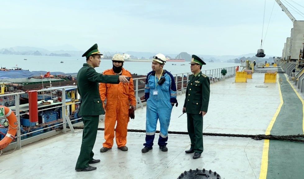 Đồn BPCK Cảng Cẩm Phả thường xuyên chỉ đạo lực lượng, phương tiện tuần tra, kiểm soát khu vực đơn vị quản lý. 