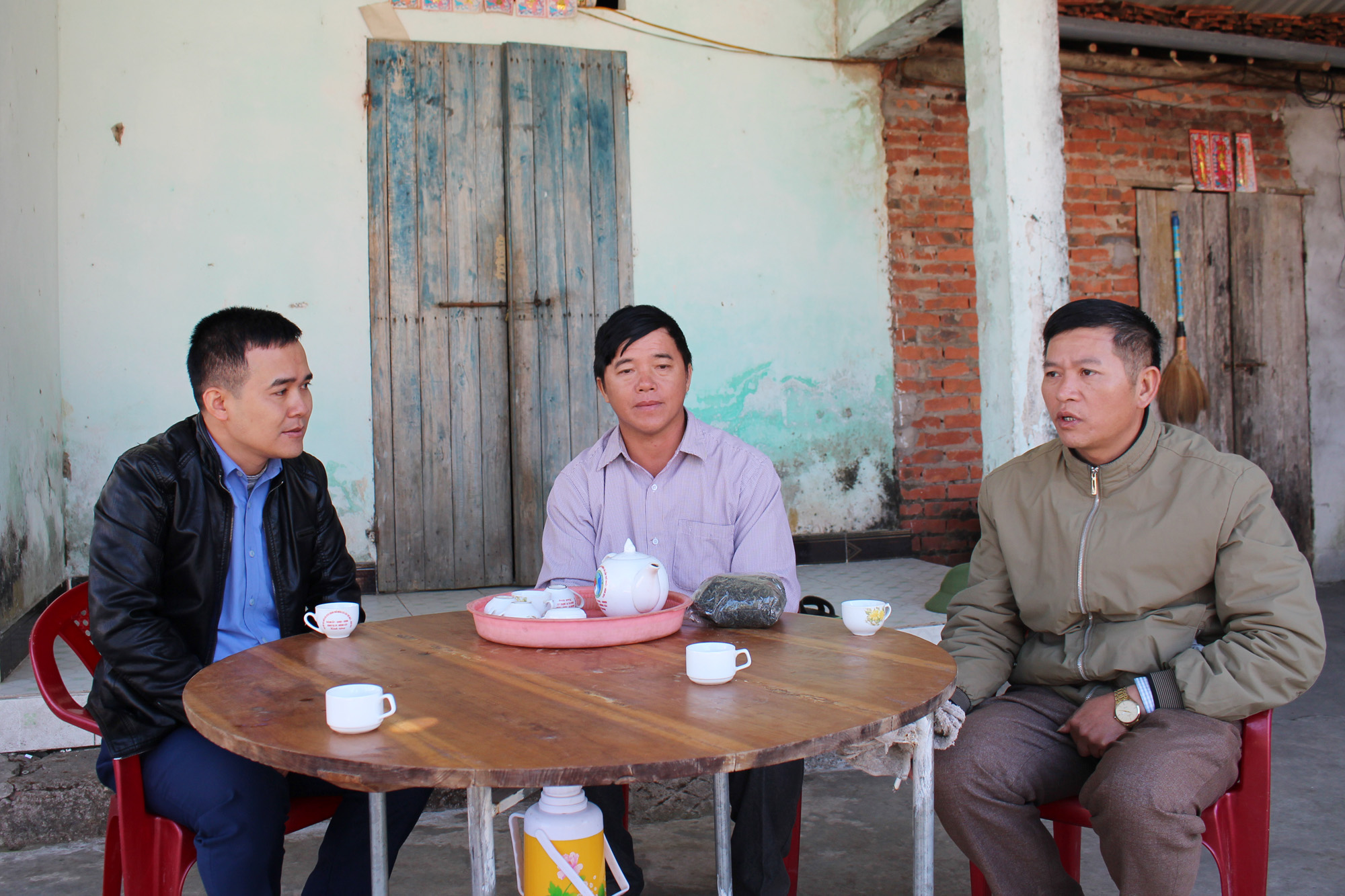 Lãnh đạo xã Hải Sơn (TP Móng Cái) trao đổi với cán bộ thôn Thán Phún Xã để nắm tình hình.