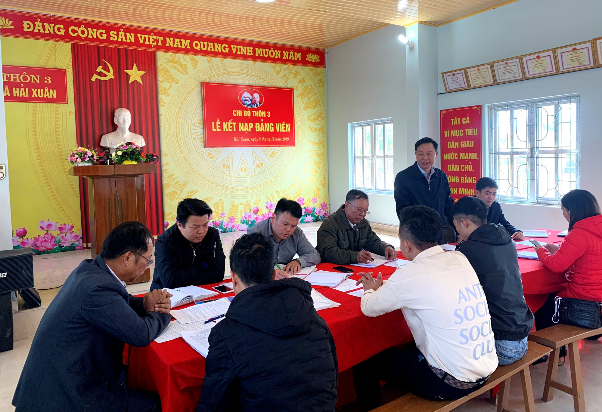Đồng chí Lê Văn Ánh, Tỉnh ủy viên, Bí thư Thành ủy phát biểu tại buổi sinh hoạt Chi bộ thôn 3, xã Hải Xuân