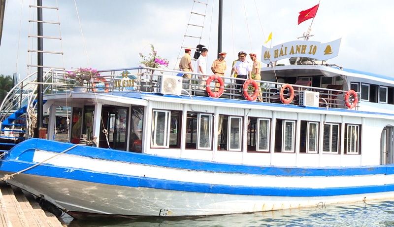 CSGT đường thủy (Công an tỉnh) phối hợp với cán bộ Cảng vụ Đường thủy nội địa Quảng Ninh kiểm tra tàu du lịch tại Cảng tàu khách quốc tế Tuần Châu (TP Hạ Long). Ảnh: Hằng Ngần