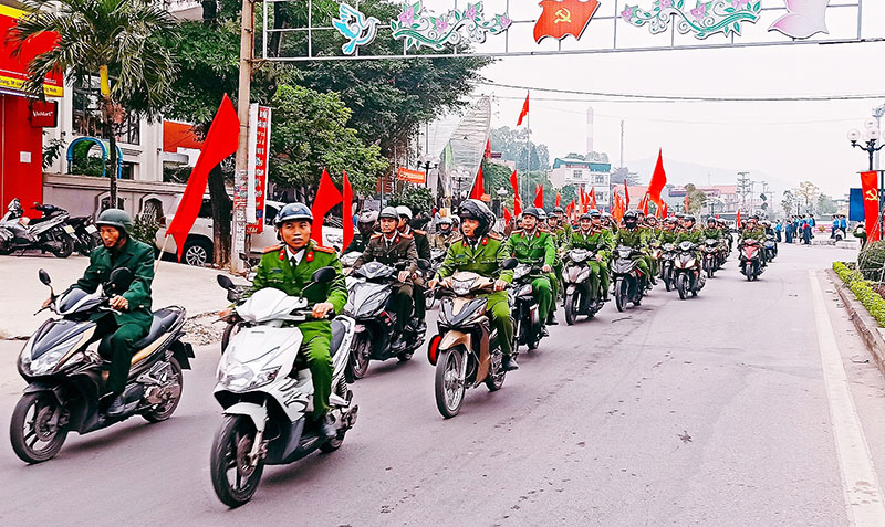 Lực lượng chức năng thành phố Uông Bí xuống đường tuyên truyền trấn áp tội phạm.