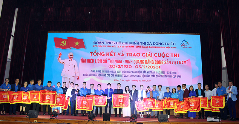 BTC trao giải cho các Đoàn thanh niên về tham dự cuộc thi tìm hiểu lịch sử 90 năm - Vinh quang Đảng cộng sản Việt Nam