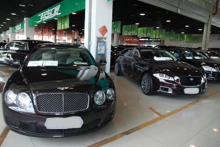 Ôtô đỗ trong một trung tâm cho thuê xe ở Trung Quốc. Ảnh: AFP.