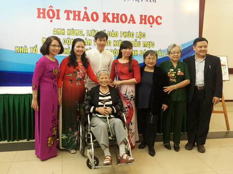 Bà Đào Thị Minh Vân (người ngồi xe lăn), con gái đầu của Anh hùng liệt sĩ Đào Phúc Lộc cùng các đại biểu tại một buổi hội thảo khoa học về nhà tình báo Đào Phúc Lộc.