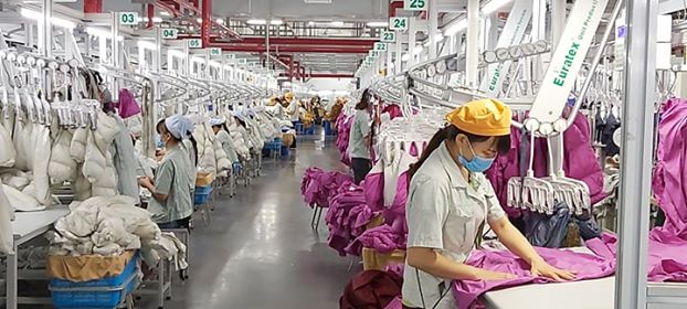 Thi đua lao động sản xuất ở Công ty TNHH May mặc Hoa Lợi Đạt.