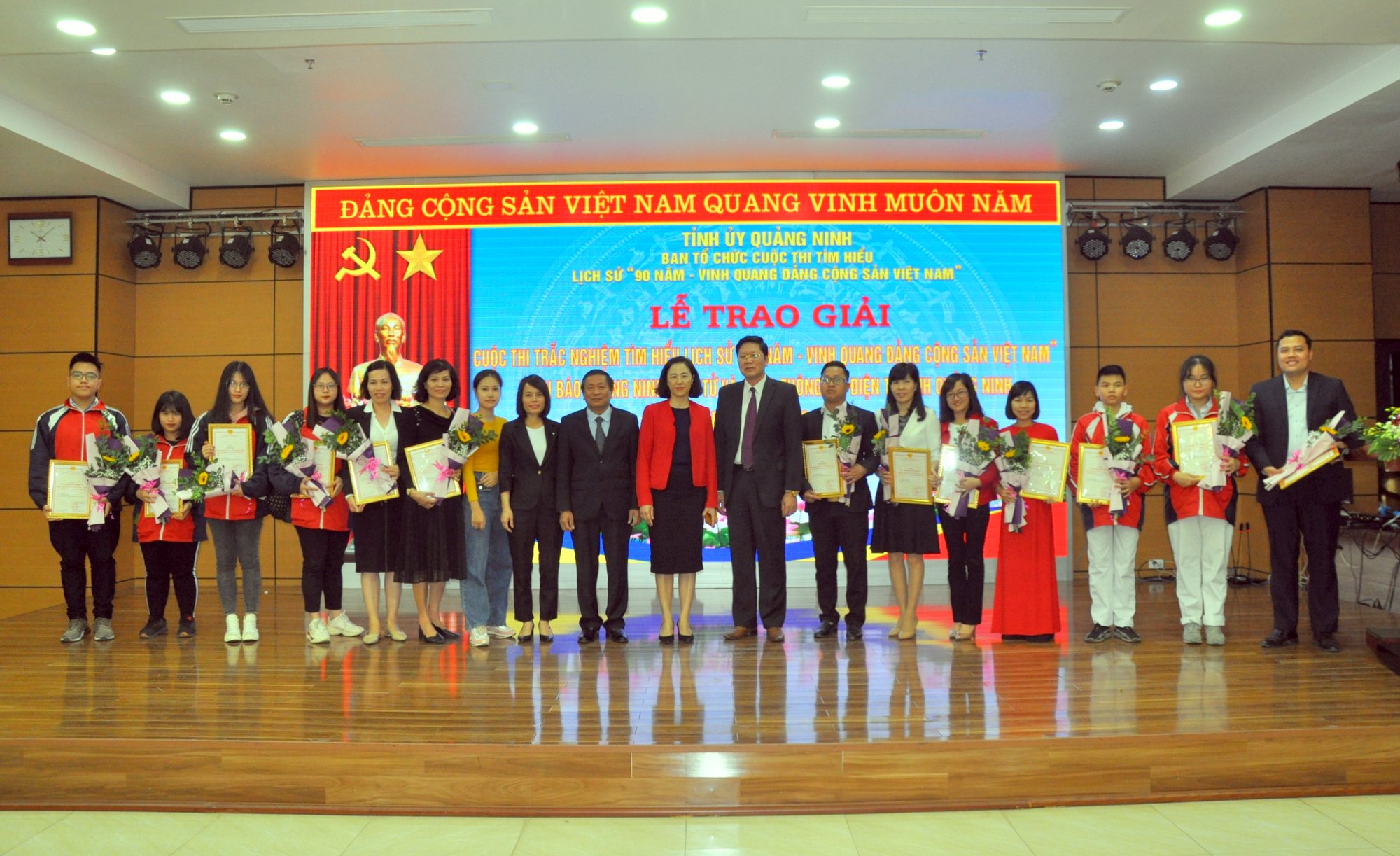 Trao giải đợt 2 Cuộc thi trắc nghiệm tìm hiểu lịch sử "90 năm - Vinh quang Đảng Cộng sản Việt Nam"