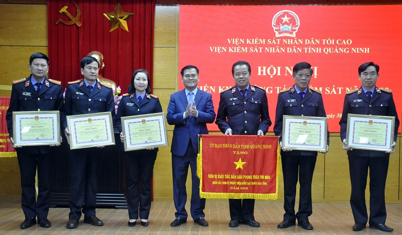 Đòng chí Bùi Văn Khắng, Phó Chủ tịch UBND tỉnh trao cờ và bằng khen của UBND tỉnh cho các tập thể.