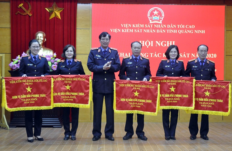 Đồng chí Trần Công Phàn, Phó Viện trưởng Viện Kiểm sát nhân dân tối cao đã trao tặng cờ thi đua của VKSND tối cao cho các tập thể.